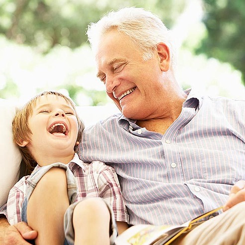 Grootvader en kleinkind knuffelen elkaar | Protefix